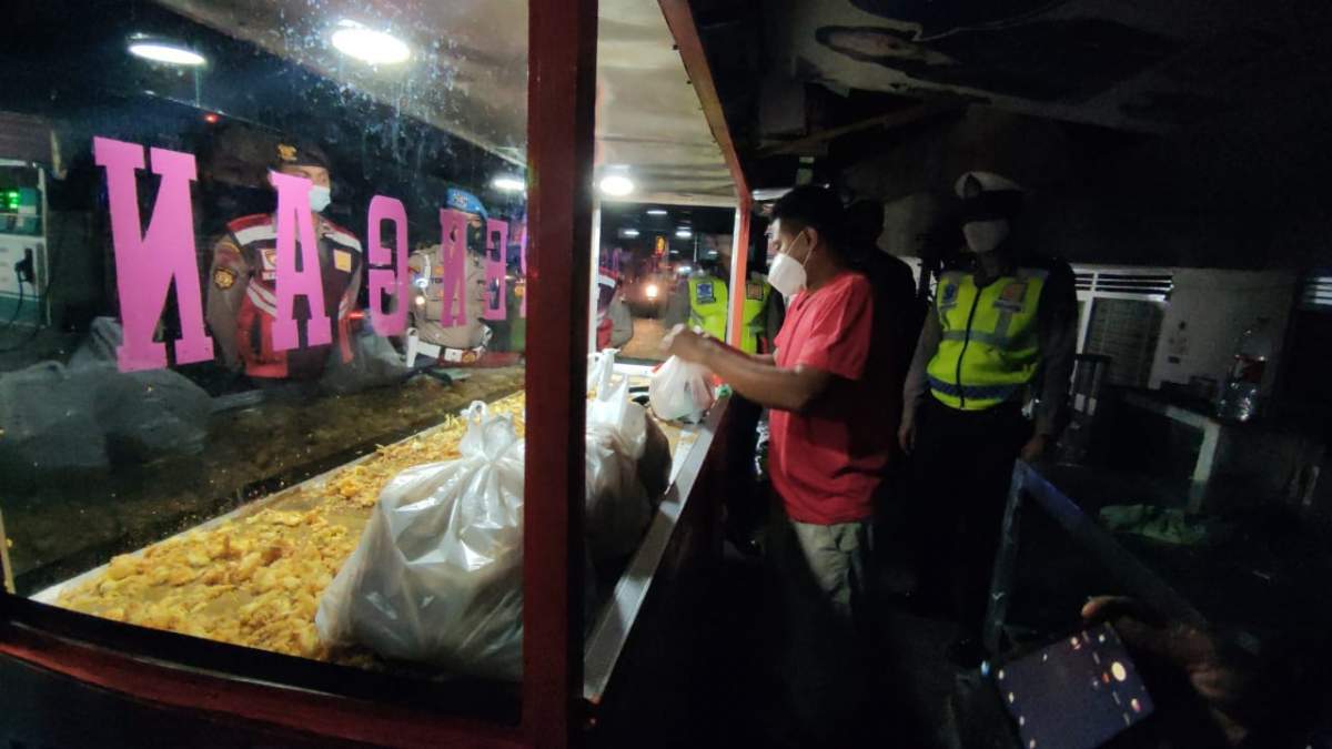 Jam Malam, Polisi Tak Hanya Menegur, Tapi Borong Makanan Angkringan