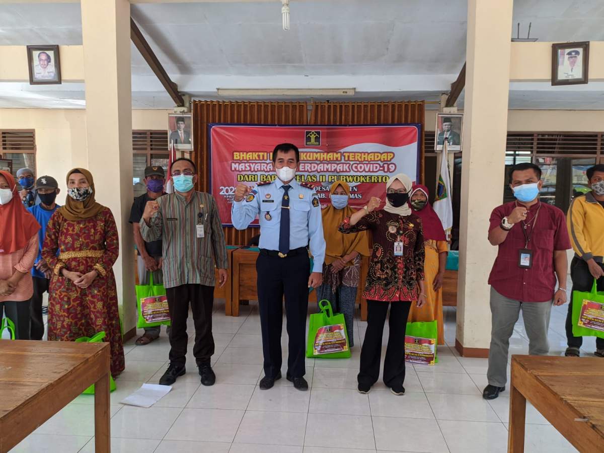 Bapas Kelas II Purwokerto Bagikan Paket Sembako Bagi Warga Terdampak Covid
