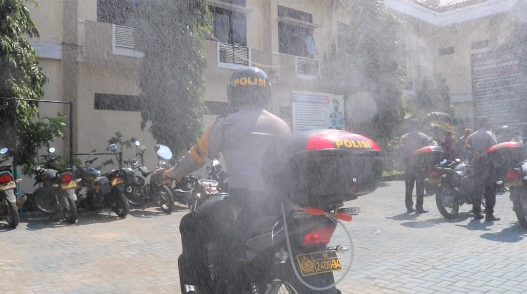 Motor Bhabinkamtibmas Jadi Penyemprot Disinfektan di Banjarnegara