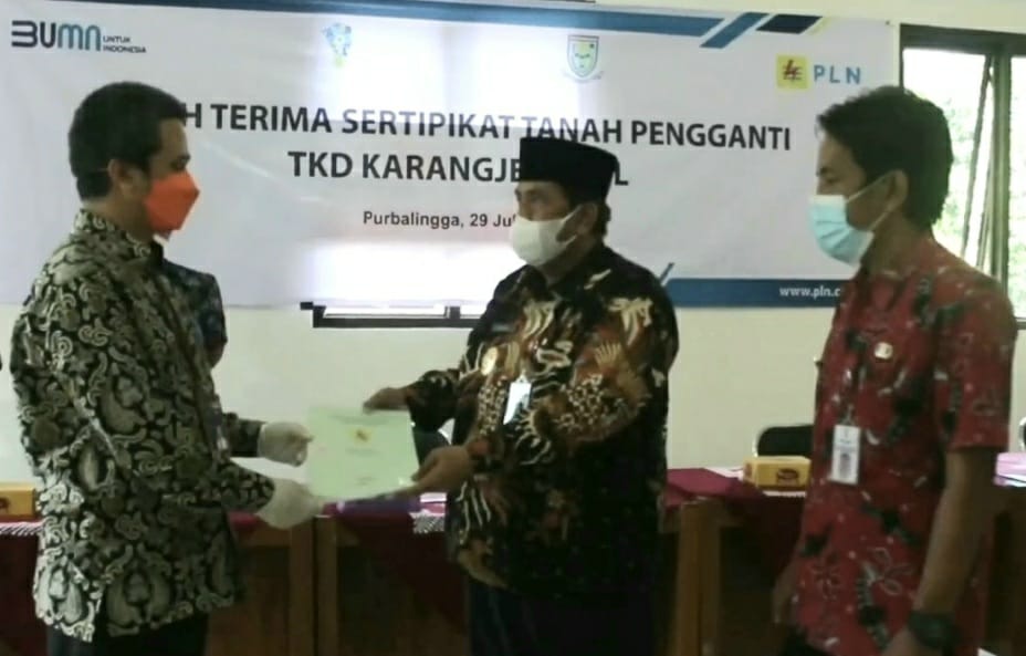 Tuntaskan Proses Ruislaag, PLN UIP JBTB Serahkan Sertipikat Tanah Pengganti TKD milik Pemerintah Desa Karangje