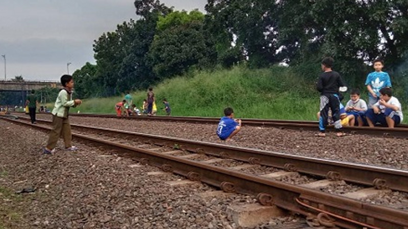 PT. KAI Daop 2 Bandung Larang Masyarakat Ngabuburit di Jalur Kereta Api