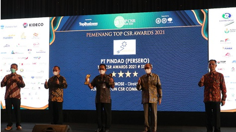 Pindad Raih 2 Penghargaan di Top CSR Awards 2021