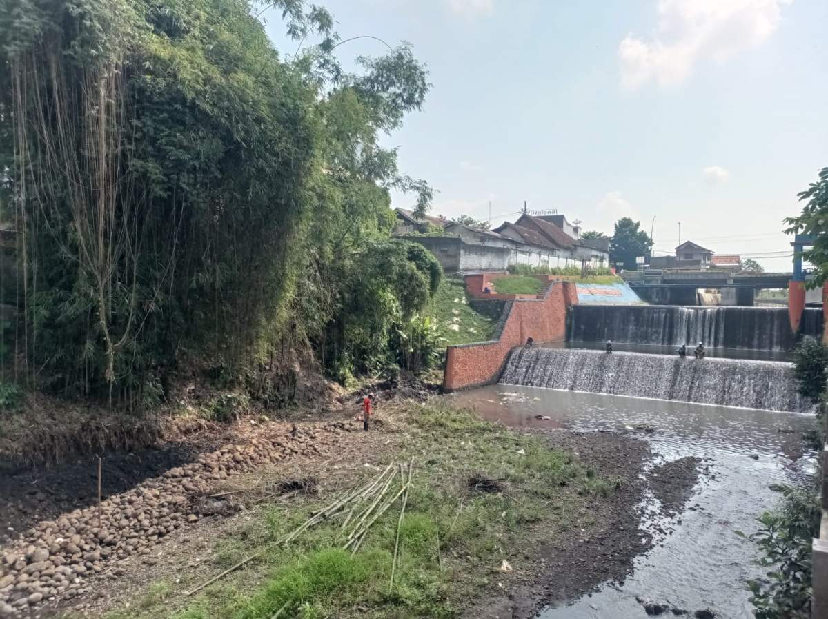 Sering Longsor, Perkuatan Tebing Dibangun Sepanjang 70 Meter Dipinggir Sungai Kranji Tesda