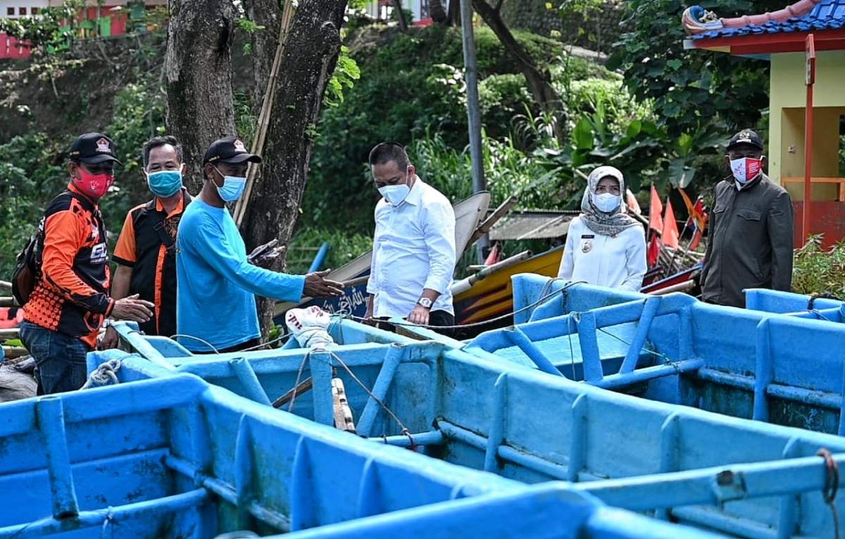 Nelayan Pedalen Tidak Melaut, Kapal Rusak Diterjang Ombak Besar