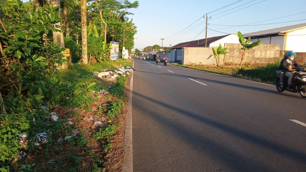 Tepi Jalan Masih Jadi Tempat Sampah