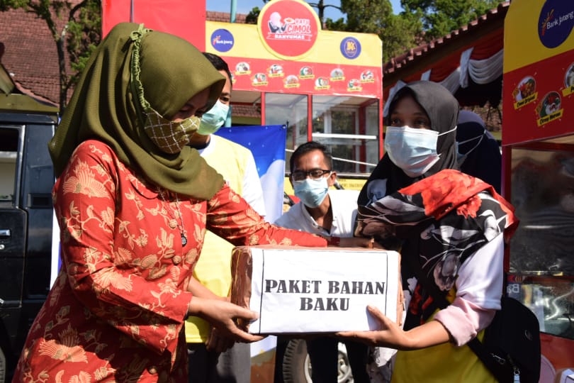 “Bakol Peso” Serahkan Bantuan Gerobag Cimol, CSR Bank Jateng dan BPR BKK Purwokerto