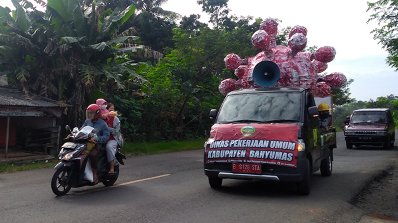 Sosialisasi Protokol Kesehatan, Replika Corona Virus Raksasa Diarak Pikap