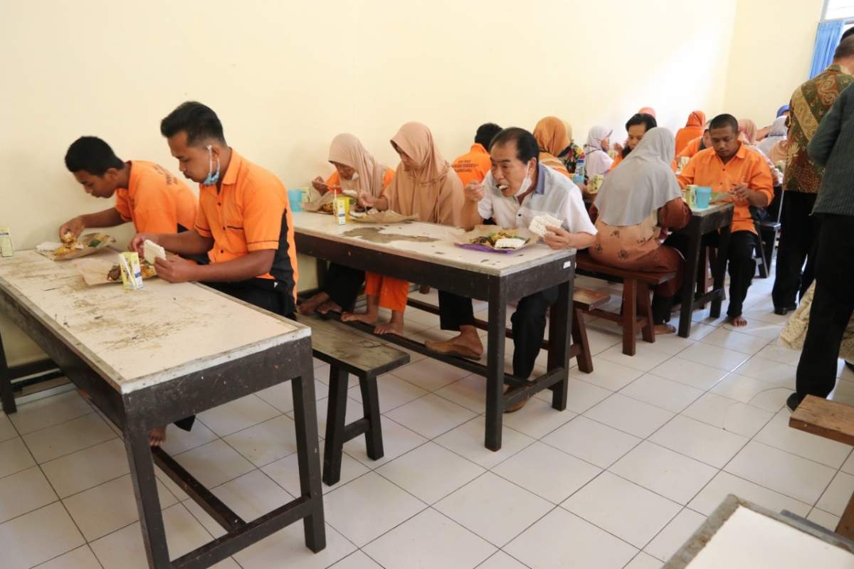 Makan Bareng Anak Panti, Bupati Banjarnegara: Doakan Saya Selalu Sehat