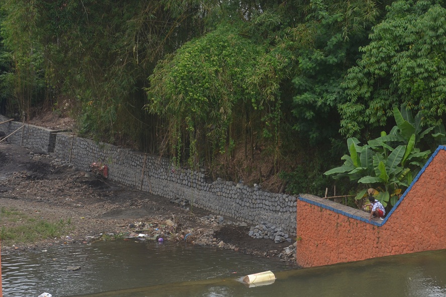 Cegah Longsor, Sungai Kranji Dibangun Tanggul Bar