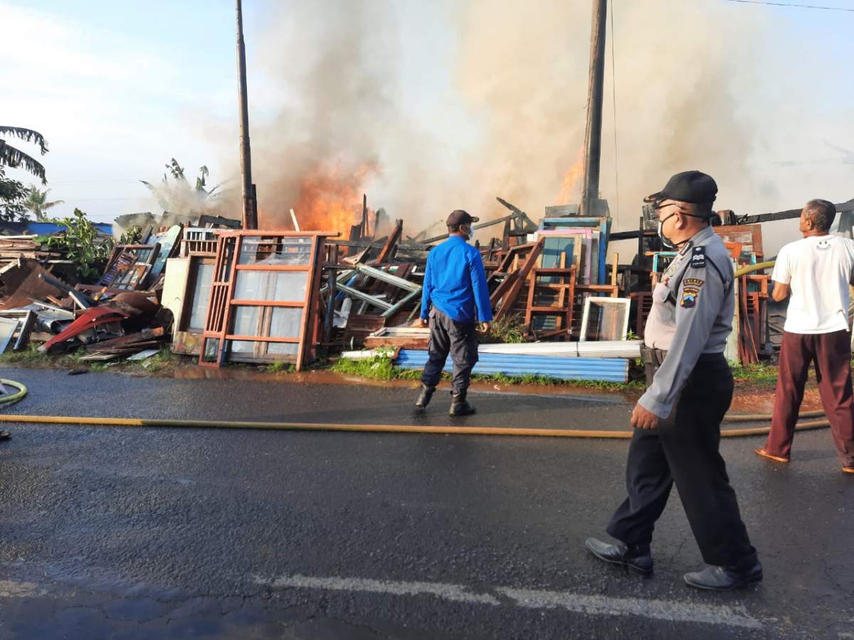 Diduga Korsleting, Gudang Penyimpanan Kayu di Pasir Lor Terbakar