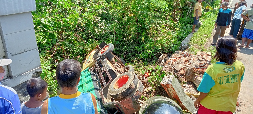 Dump Truk Muat Pasir Nyungsep ke Sungai