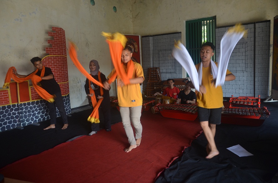 Panggung Seni di Banyumas Direnggut Pandemi, Jual Wayang Sampai Alih Profesi