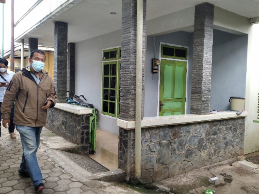 Densus 88 Sita Barang Bukti Berupa Laptop dari Rumah Terduga Teroris di Purwokerto
