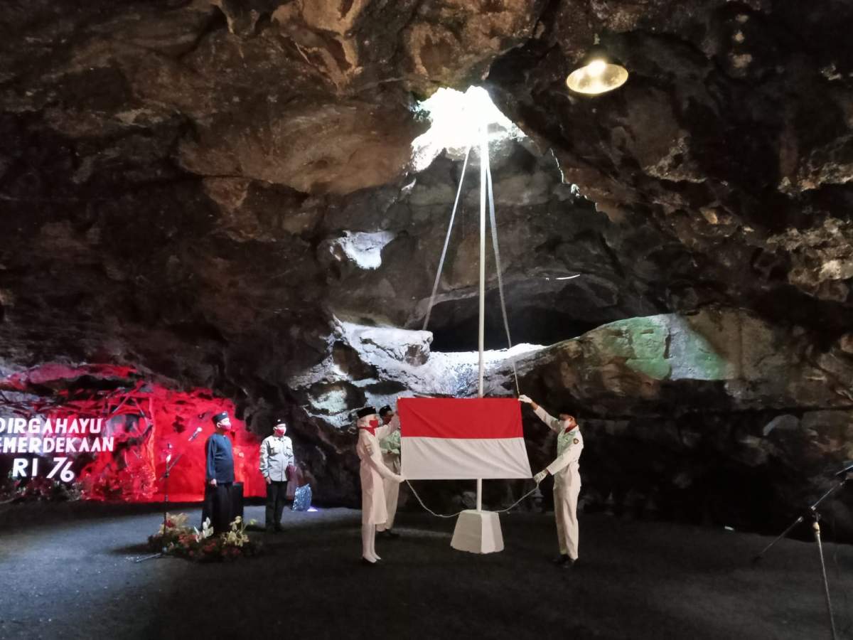 Pengelola Wisata di Purbalingga Kibarkan Bendera di Dalam Goa