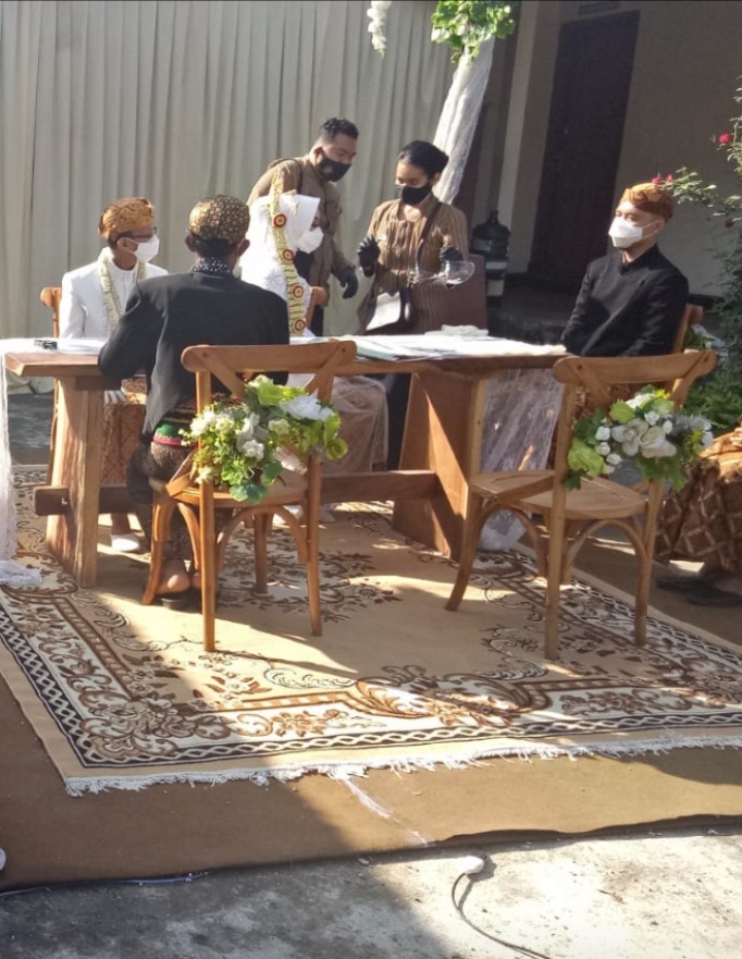 Gagal Dihotel, Pengantin Sulap Halaman KUA dengan Dekorasi Hotel untuk Ijaban