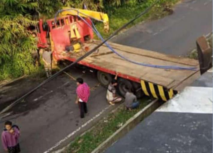 Truk Melintang di Jalan Purbalingga - Pemalang, Sempat Lumpuh Total, Per Roda Belakang Patah