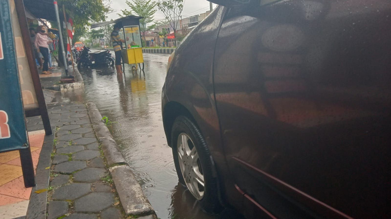 Hujan Satu Jam, Jalan di Depan Makam Pahlawan Purbalingga Tergenang Air