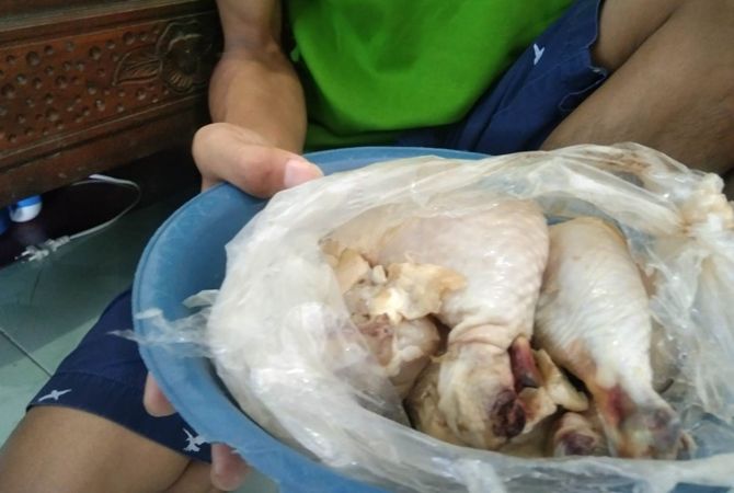 Cek dan Teliti, Keluhan Daging Ayam Bansos Berbau Busuk Meluas