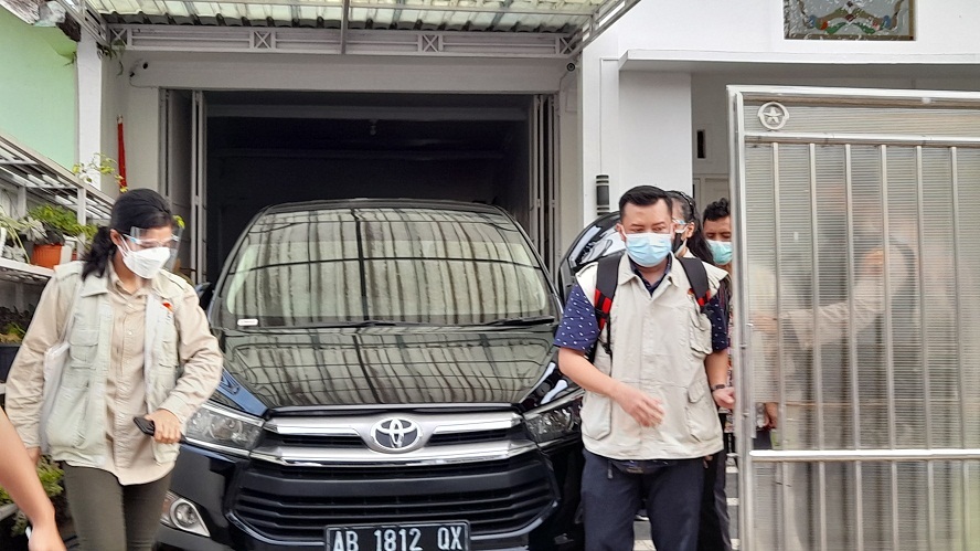 Dua Koper Barang Bukti dan 10 Sertikat Tanah Dibawa KPK di Banjarnegara