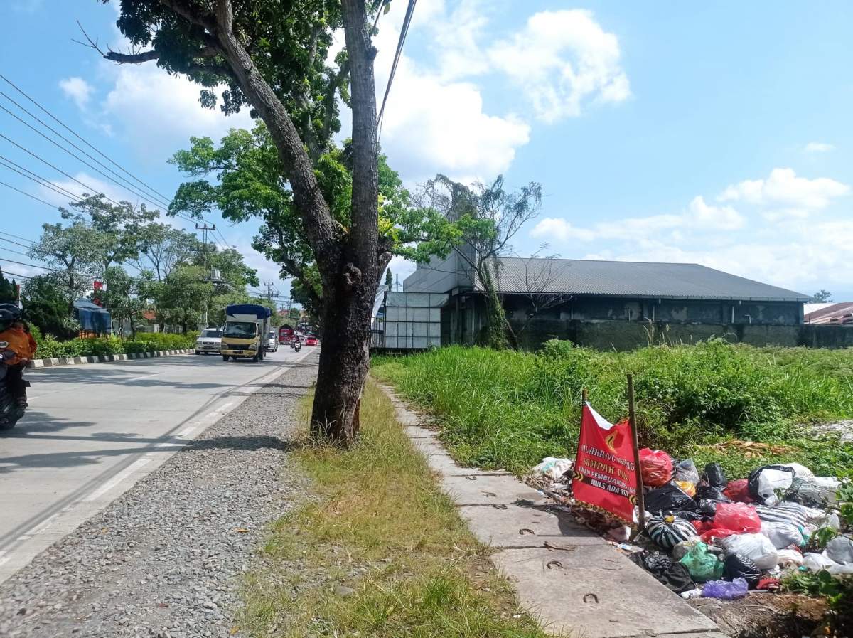 Diberi Spanduk Larangan, Pembuang Sampah Liar Masih Kerap Membuang Sampah Dipinggir Jalan Gerilya Barat