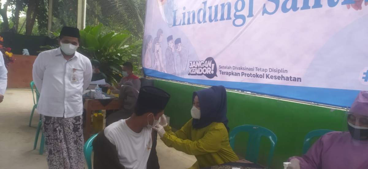 400 Santri Disuntik Vaksin Dosis 1