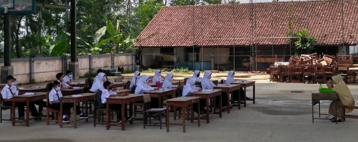 Di Sumbang, PTM Terbatas Digelar di Luar Kelas Akibat Sekolah Kekurangan Ruang
