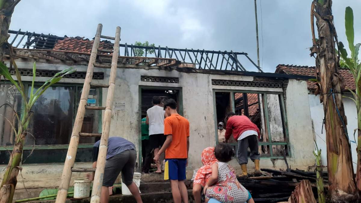 Diduga Korsleting, Rumah di Karangkemojing Gumelar Ludes Terbakar