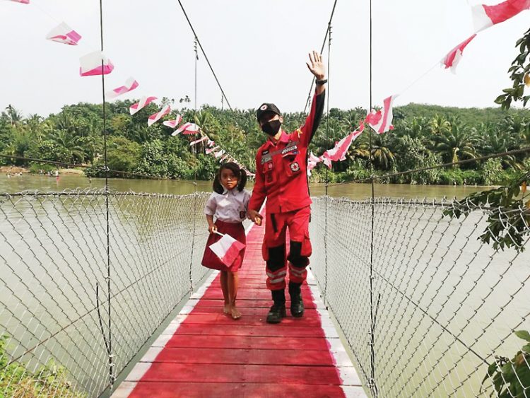 Ekspedisi Seribu Jembatan Gantung untuk Indonesia, Kisahkan Pelajar Terseret Arus Hingga Menguatkan Komitmen u