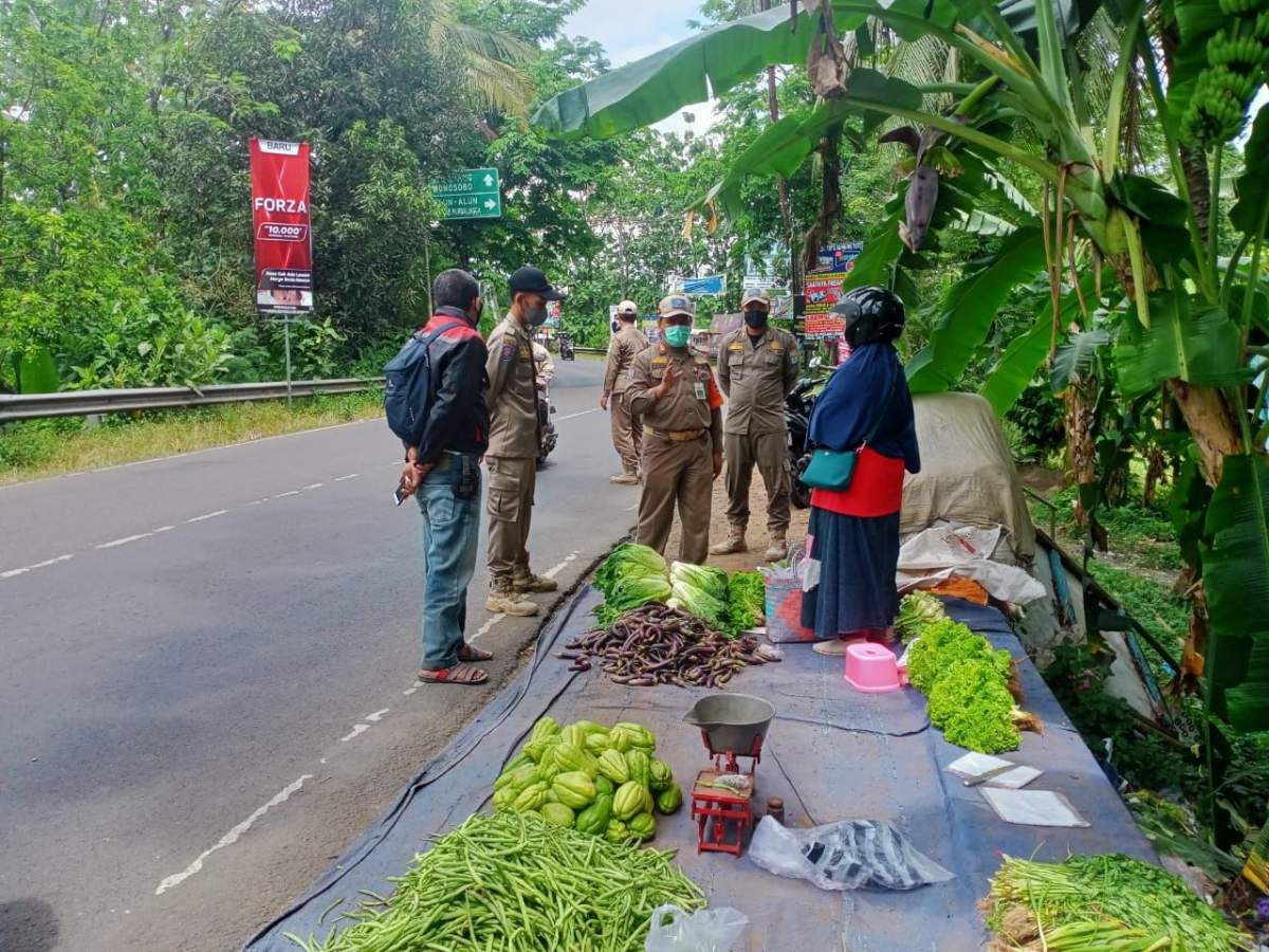 PKL Nekat Berjualan di Tikungan Jalan, Ditegur Satpol PP