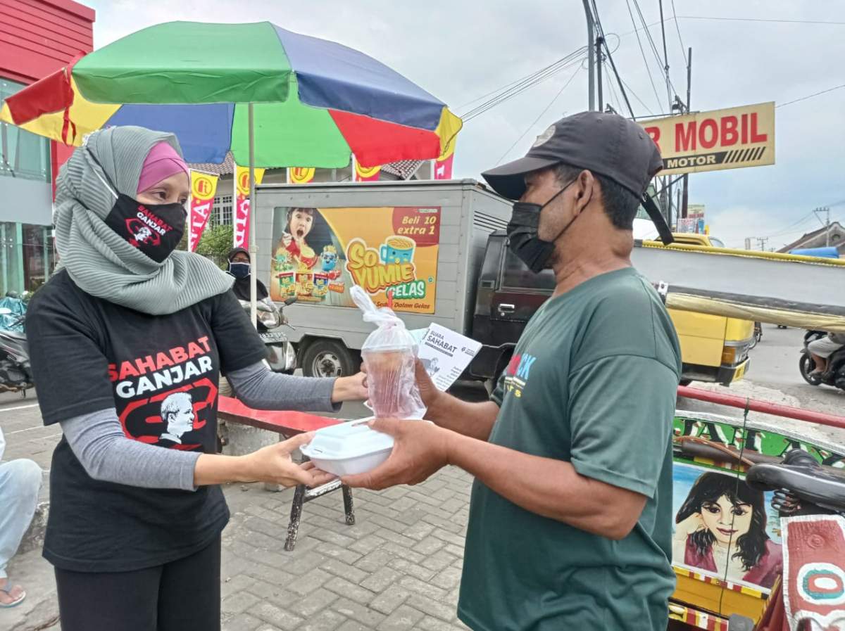 Dukung Program UMKM, Relawan Sahabat Ganjar Borong Produk Usaha Mikro di Sokaraja