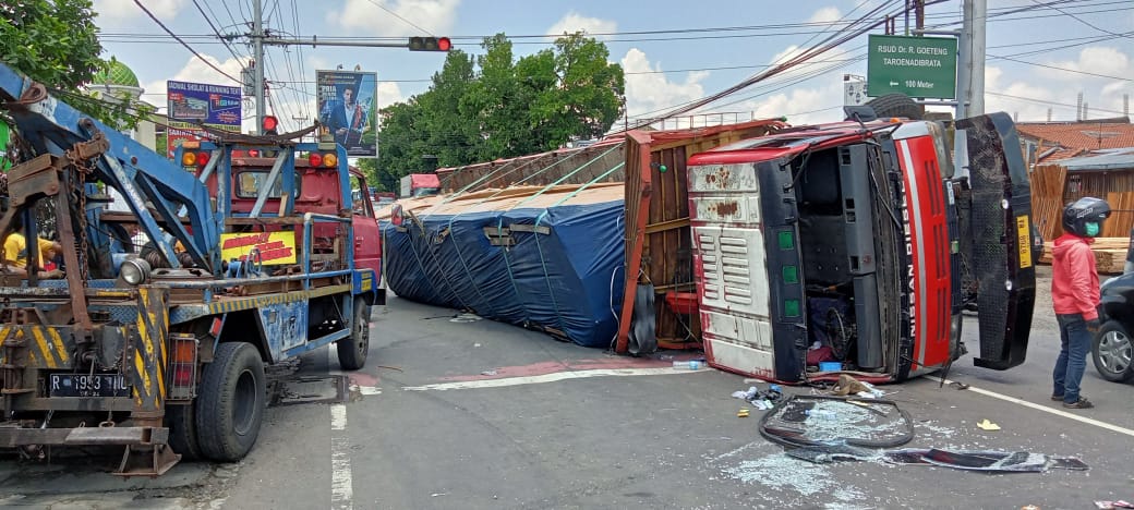 Tadi Pagi, Truk Tabrak Dua Mobil dan Terguling di Simpang Sirongge Purbalingga