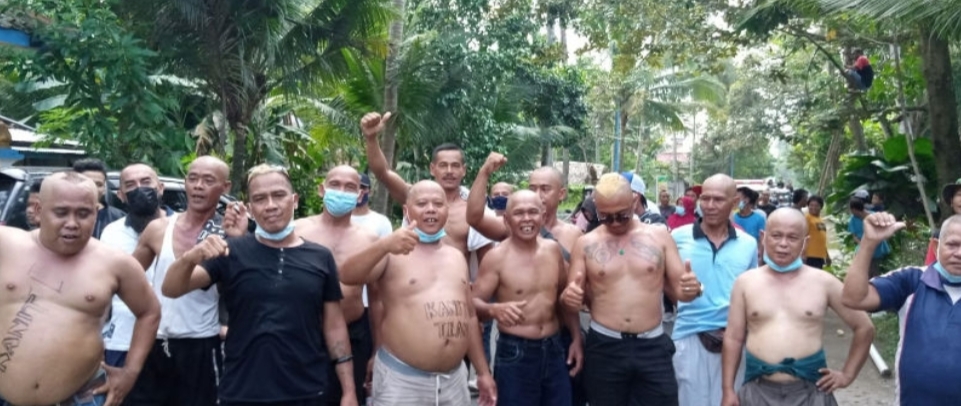 Penuhi Nazar, Warga Sitiadi Puring Jalan Kaki 10 Km, Berharap Kades Bisa Ditahan
