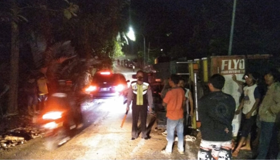Tak Kuat Nanjak, Truk Terguling di Glempang, Singkong Berhamburan di Jalanan