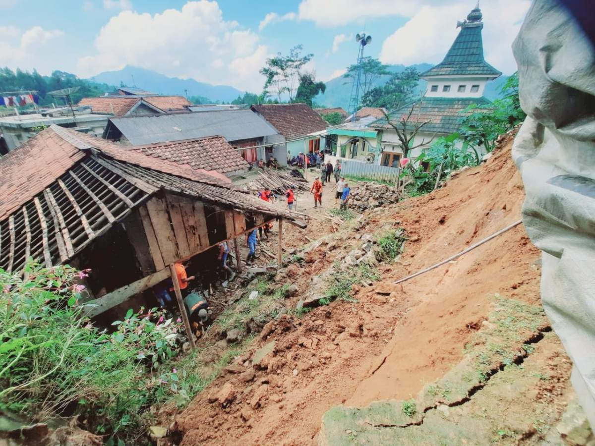 Longsor Timbun Rumah Warga di Pandanarum Hingga Rusak Berat
