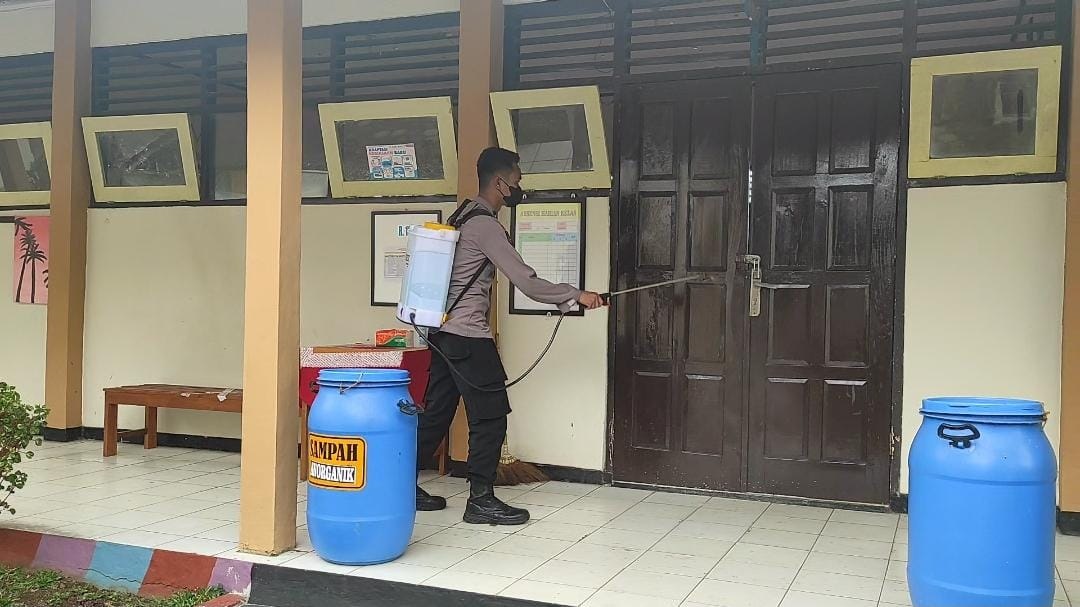 Mulai PTM, Sekolah di Banjarnegara Disemprot Disinfektan