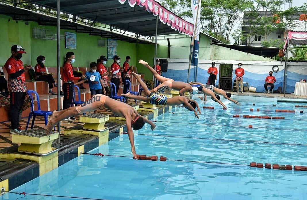 Persiapan Dulongmas, Bupati Buka Kejuaraan Renang