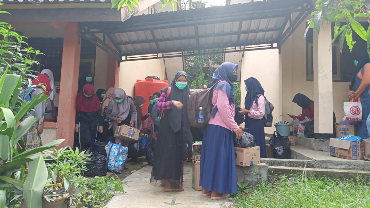 Selesai Jalani Isolasi di Sekolah, 66 Siswa SMPN 4 Mrebet Dipulangkan