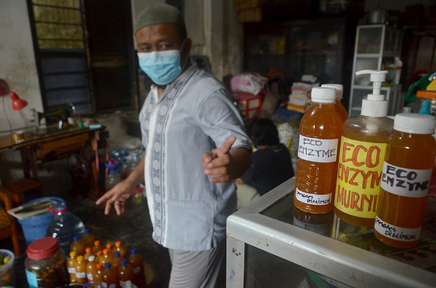 Muhammad Edi Wibowo, Pedagang di Tambaksogra Bikin Disinfectan Eco Enzyme dari Buah Afkir, Simak Caranya