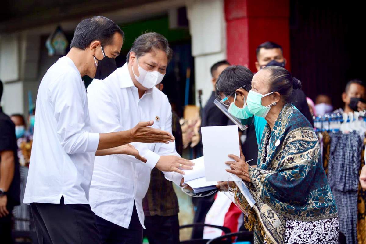 1 Juta PKL dan Pemilik Warung Dapat Bantuan Rp 1,2 Juta, Menko Airlangga Dampingi Presiden Jokowi Memulai Prog