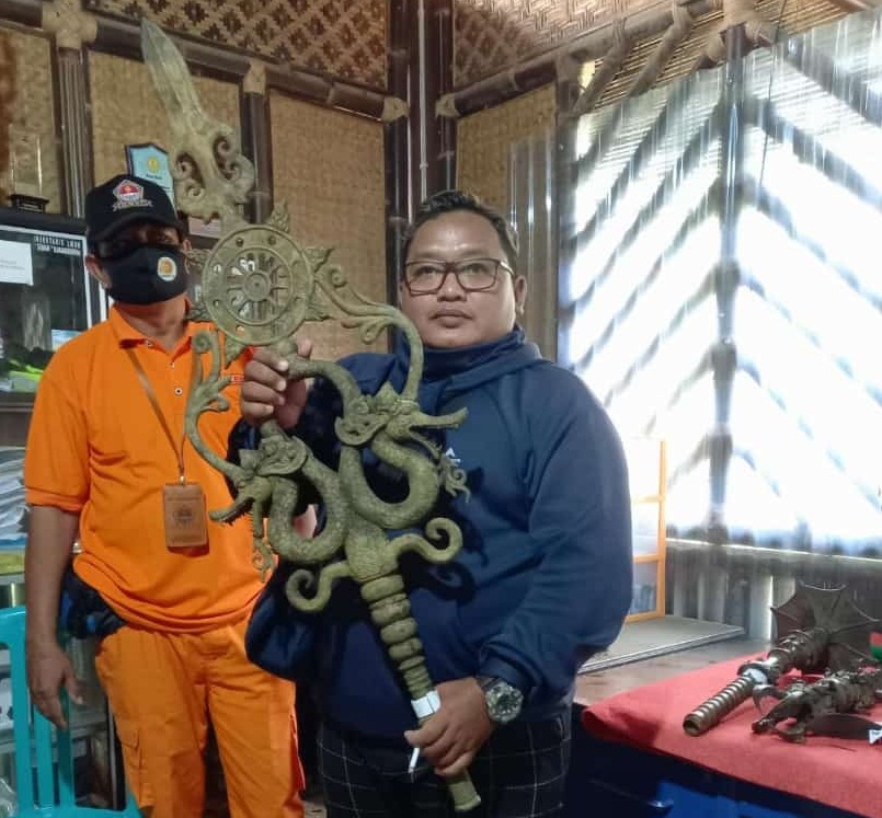 5 Keris, 5 Gada, Enam Ujung Tombak, dan Satu Tombak Ukiran Naga Ditemukan di Pantai Menganti, Keris Menancap d