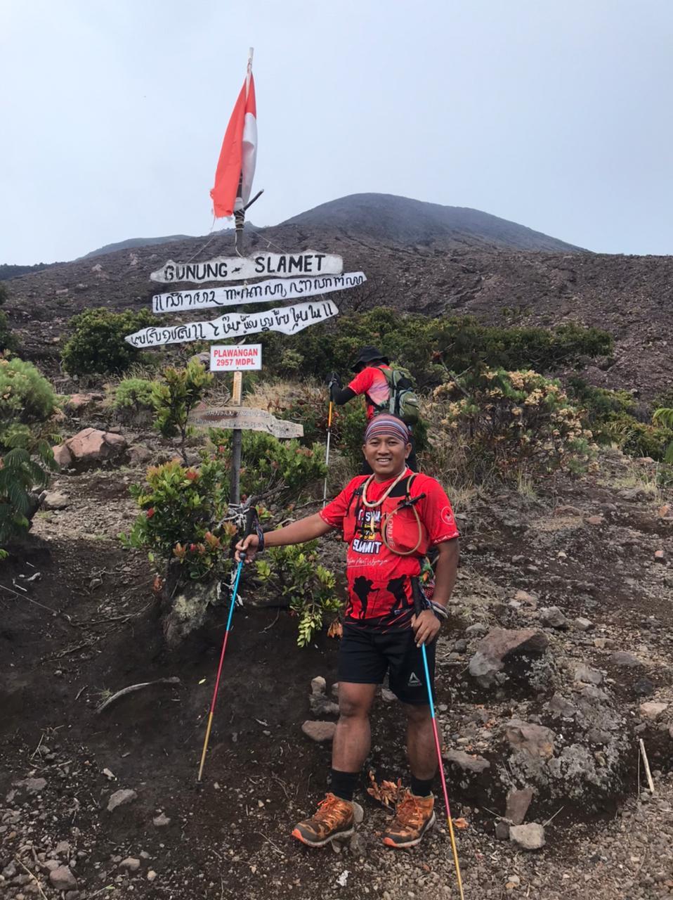 Christian Wijaya Pecahkan Rekor 100 Kali Mendaki Gunung Slamet, Gelar Syukuran dengan Tumpengan Dipuncak