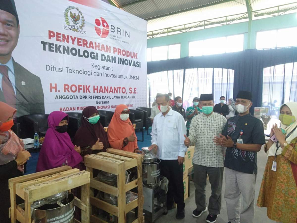 Rofik Serahkan Produk Inovasi BRIN Bangkitkan UMKM Saat Pandemi