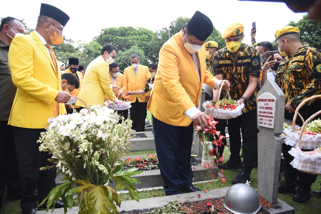 Sambut HUT Ke-57, Partai Golkar Ziarah Makam dan Tabur Bunga di TMP Kalibata