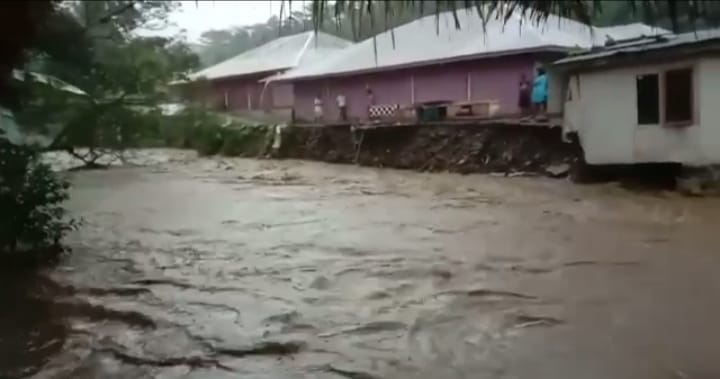 Tiga Kios di Pasar Runjang, Tunjungmuli Karangmoncol Hanyut Terbawa Banjir