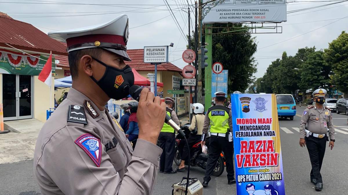 Nah, Belum Vaksin Kena Razia di Banjarnegara, Langsung Divaksin di Lokasi
