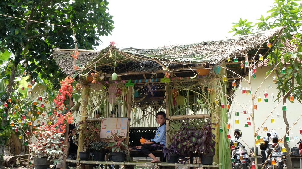 Pemuda Mengkowo Lestarikan Tradisi Entak-Entik, Gubuk Hias di Tempat Kumpul Anak-anak