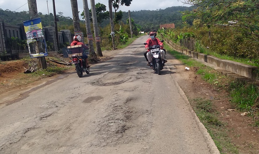 Ruas Kecila - Karanggintung Kemranjen Dipenuhi Lubang Jalan