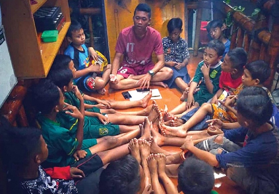Komunitas Mister Day Tingkatkan Literasi Anak-Anak di Bantaran Kali, Perpustakaan Pernah Hampir Dibongkar Satp