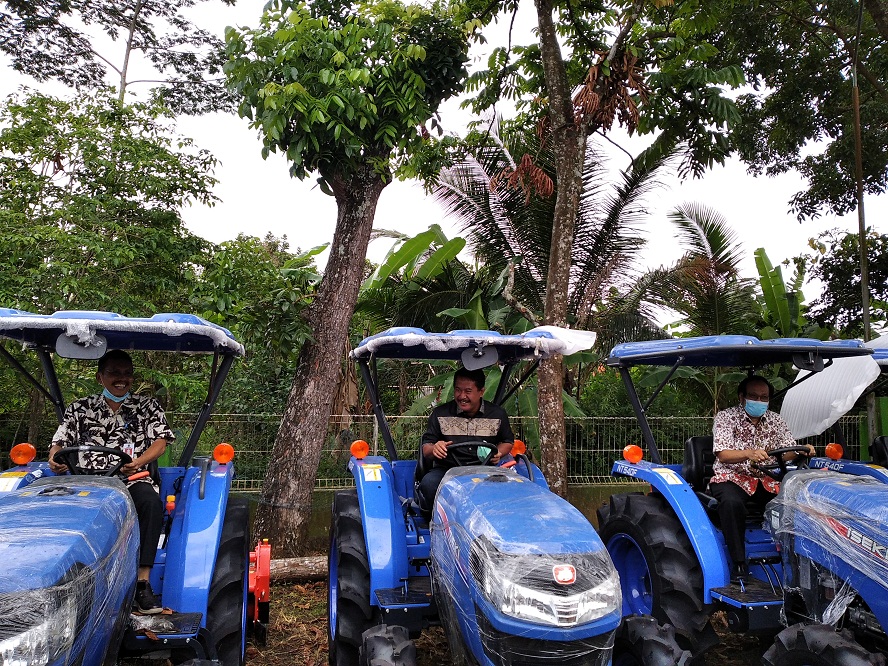 Genjot Hasil Pertanian, Sunarna Bantu Alat