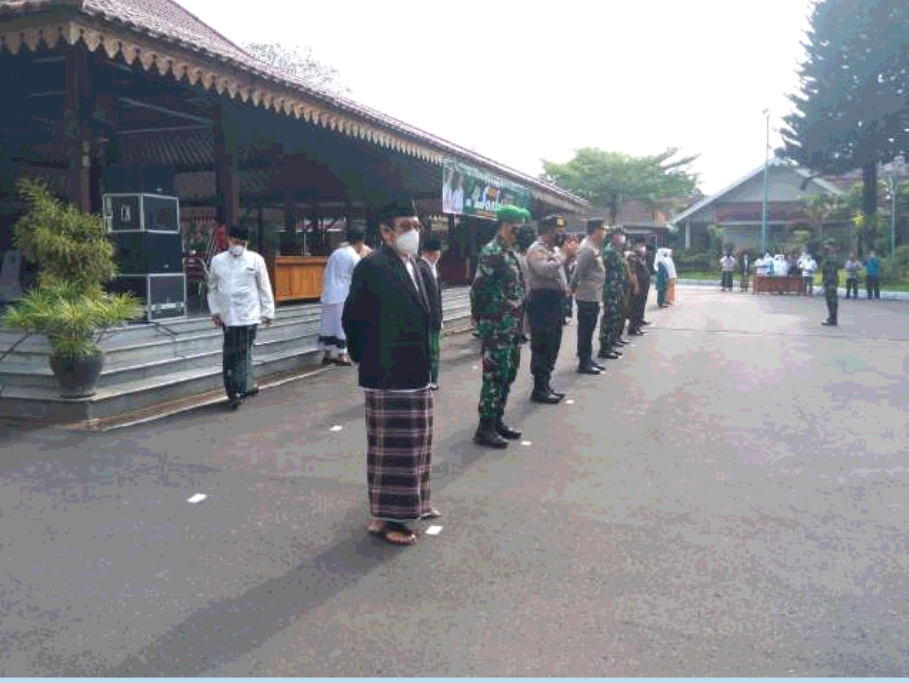 ASN Pemkab Banyumas Kemarin Pakai Sarung dan Peci